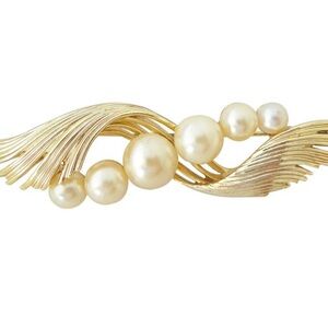 1950s Lisner gold tone faux pearl brooch